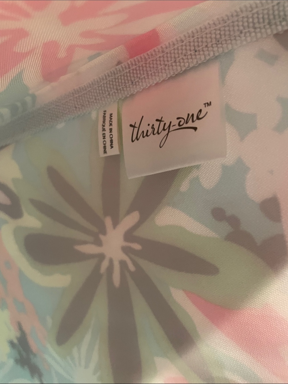 Thirty-One Essentials Tote - Retired Daisy Crazy Pattern - Picture 5 of 5